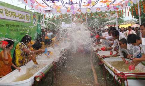 মারমা তরুণ-তরুণীরা মেতে উঠেছে জলোৎসবে
